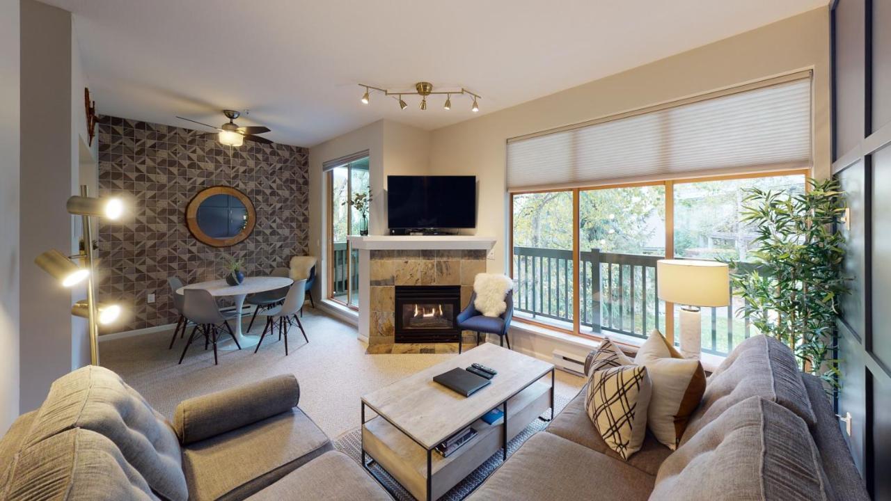 Designer Townhome In Village With Pool And Hot Tub